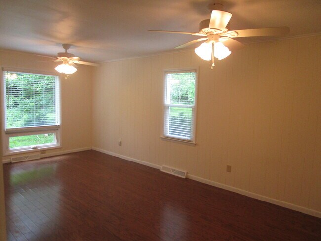 Building Photo - 305 Manor Dr