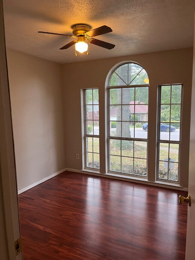 Building Photo - "Spacious 3-Bedroom Oasis with 2 Full Bath...