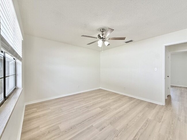 Building Photo - 5212 Peach Ave