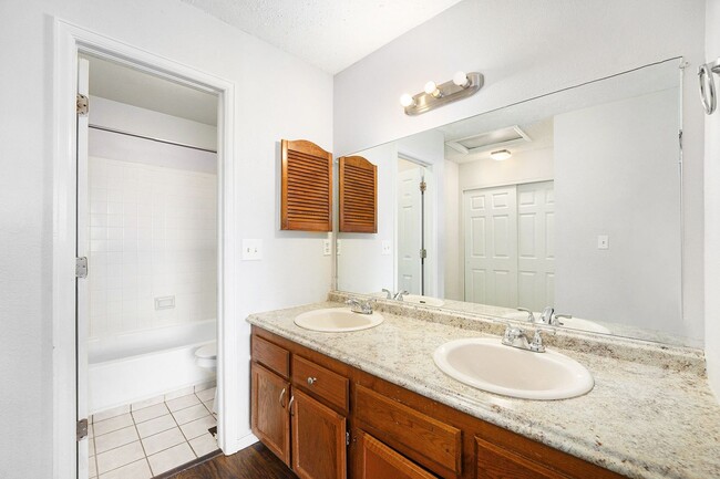Building Photo - Charming 2 Bed, 2 Bath Condo with Loft in ...