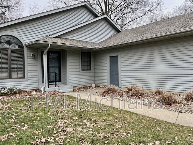 Building Photo - 1973 Creekbank Ln