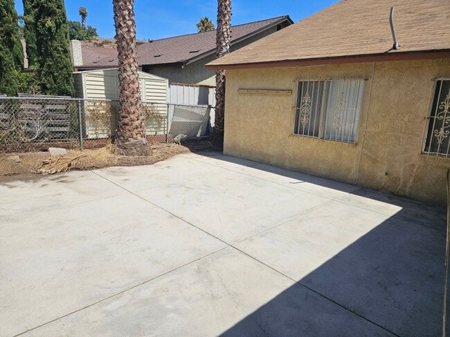Building Photo - 4 Bedroom Home with 2 Car attached garage