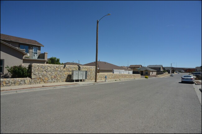 Building Photo - 10045 Paloma Dr