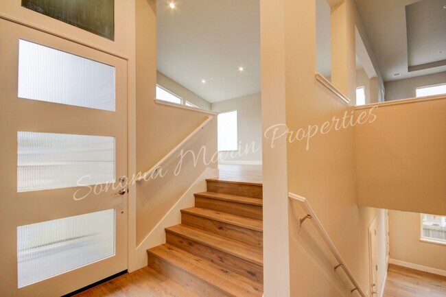 Building Photo - Gorgeous 4 Bed/3Bath House Available in De...