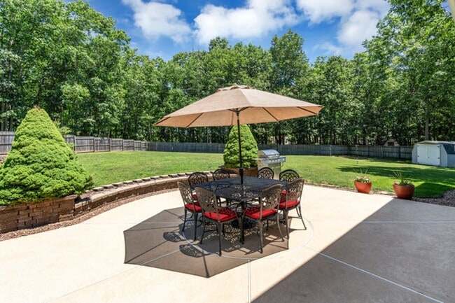 Building Photo - Private Cul-de-Sac Living: 4BR Home with Pool & Geothermal HVAC