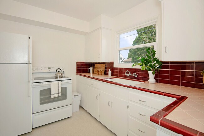 Building Photo - 1330 NE Church St