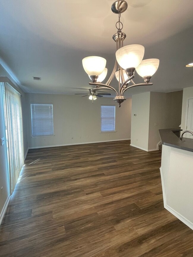 Building Photo - 4 BEDROOM IN GODLEY PARK- POOLER