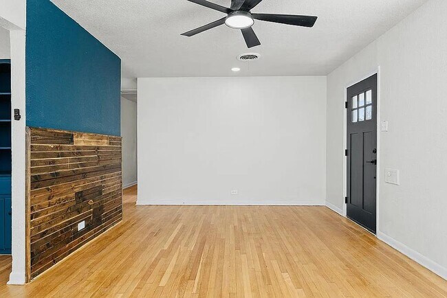 Building Photo - 2551 W Summit Ave.