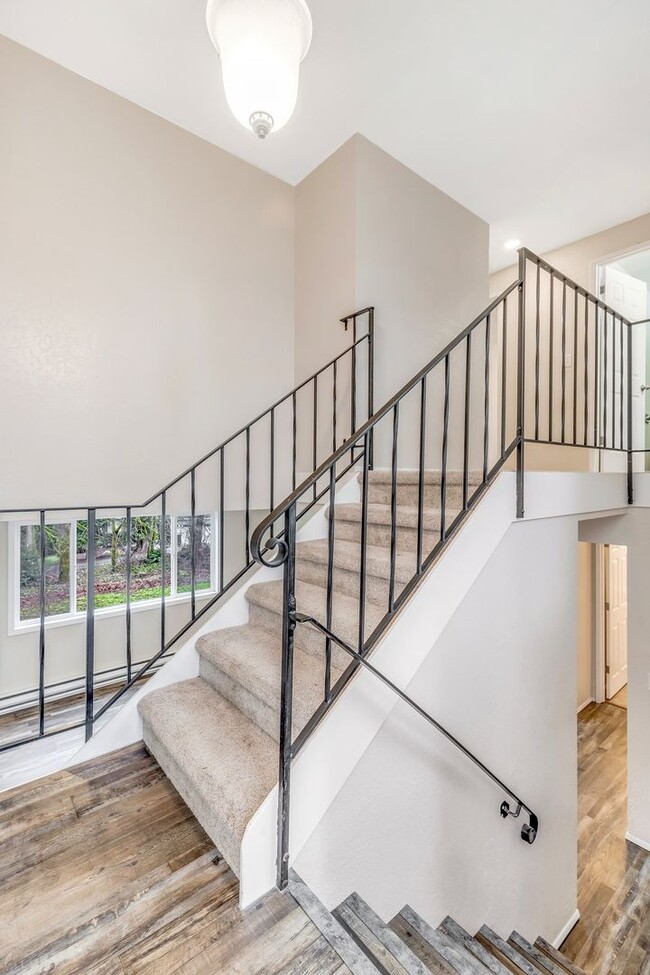 Building Photo - Spacious Townhome Duplex with Large fenced...
