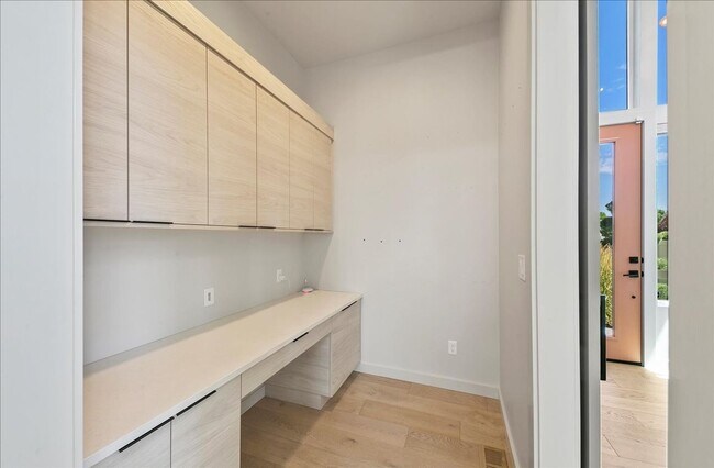 Building Photo - Modern Luxury Meets Everyday Comfort in Me...