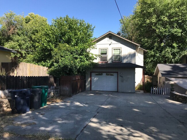 Building Photo - Robles, 5551-5555