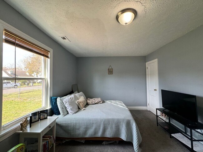 Building Photo - Welcome to this charming Cape Cod style ho...