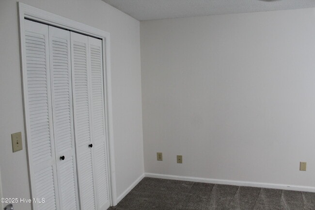Building Photo - 933 Perrin Dr