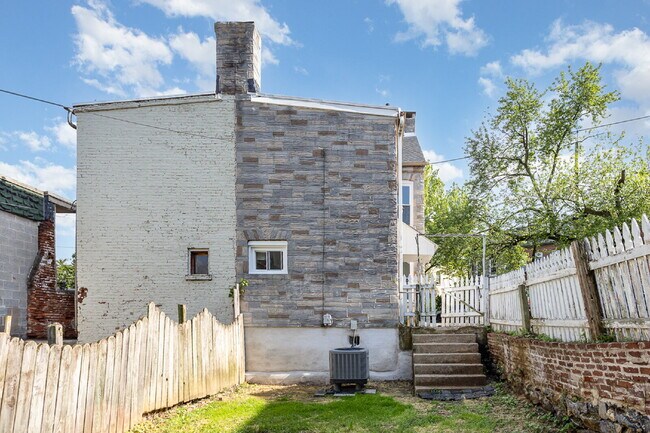 Building Photo - "Charming 3-Bed Townhouse Retreat in the H...
