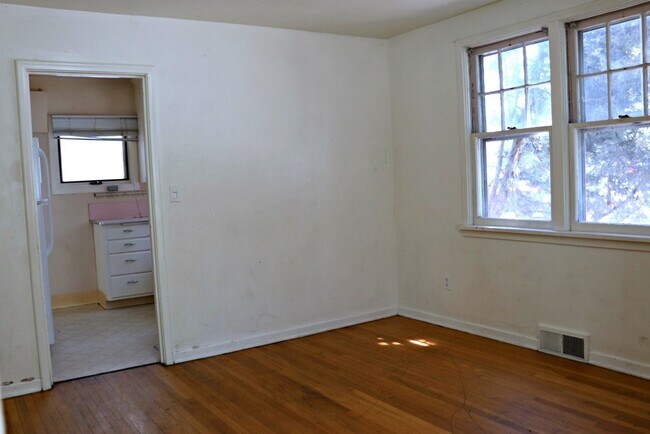 Building Photo - 614 Ash St