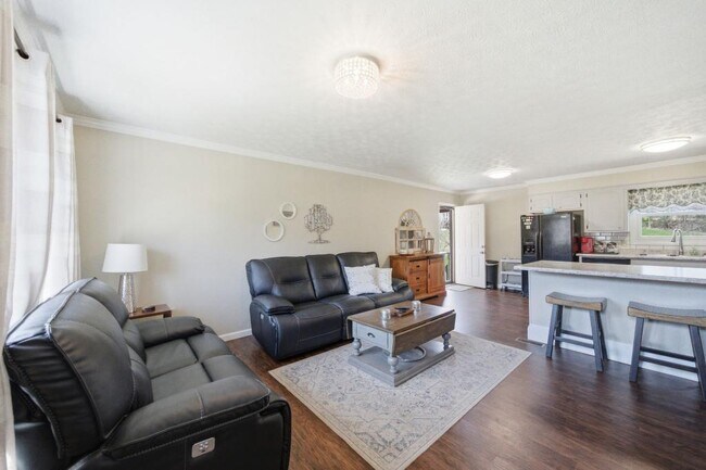 Building Photo - 392 Minga Rd