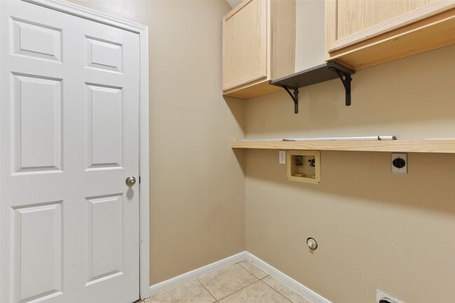 Building Photo - 1813 Oakwood Dr E