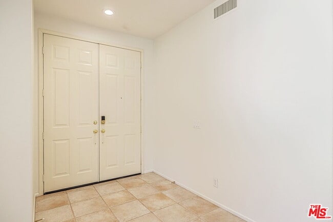 Building Photo - 25755 Hood Way