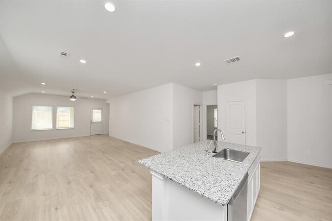 Building Photo - 5038 Balcolm Dr