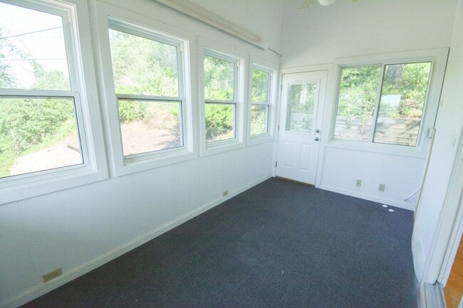 Building Photo - 6 Bed, 3.5 Bath Home for Rent – Retro Char...
