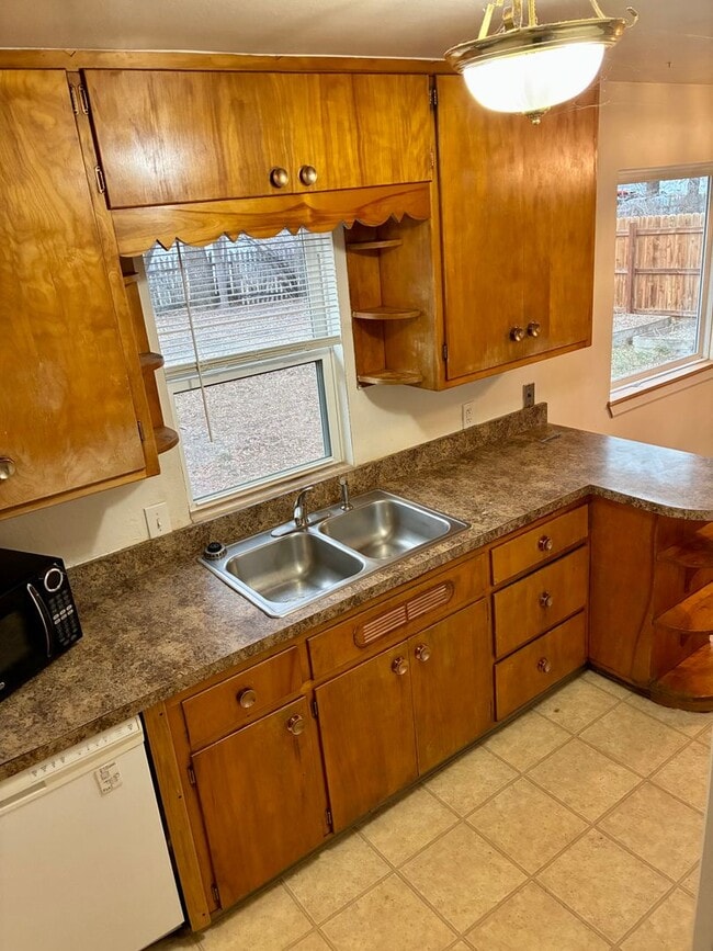 Building Photo - 6 Month lease special, $200/mo off per month! Priced at $1795 after discount. Cute House For Rent...