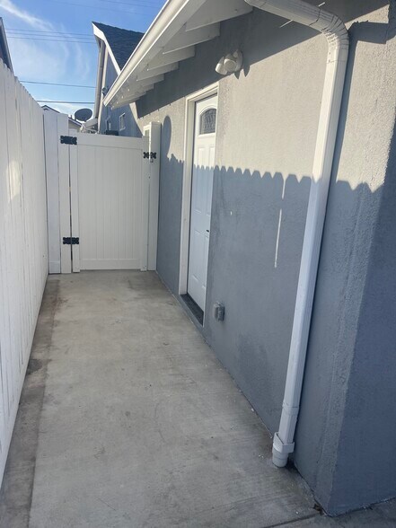 Building Photo - 13552 Cantara St