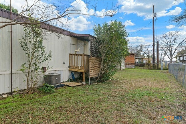 Building Photo - 1506 Honeysuckle Ln