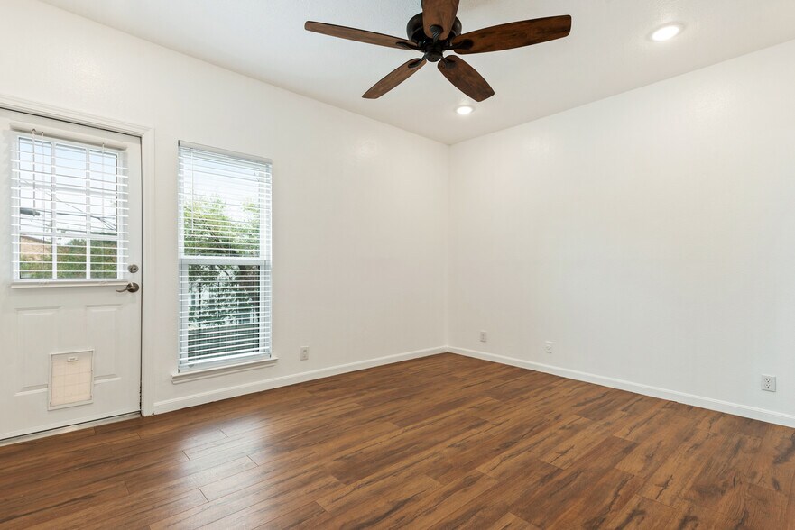 Building Photo - 1307 Kinney Ave