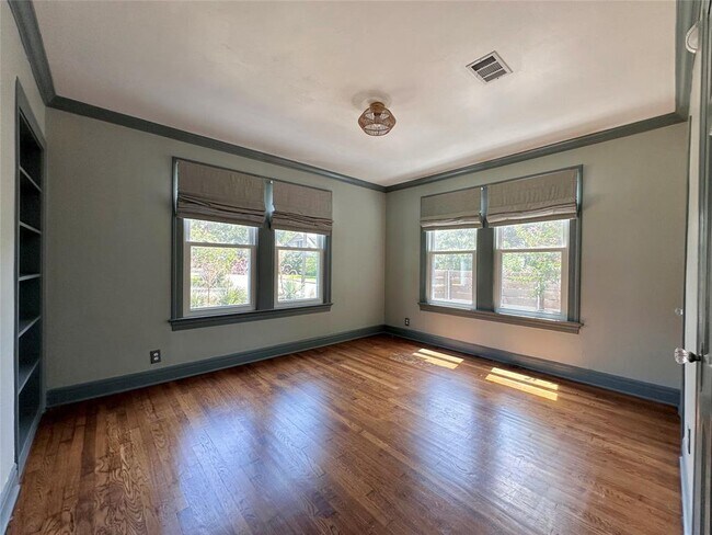 Building Photo - 4700 Sinclair Ave