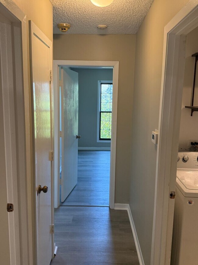 Building Photo - Recently Renovated 2 Bed 1 Bath in Naperville, Ready Now!