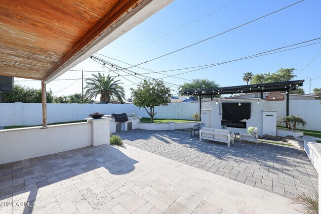 Building Photo - 3213 E Emile Zola Ave