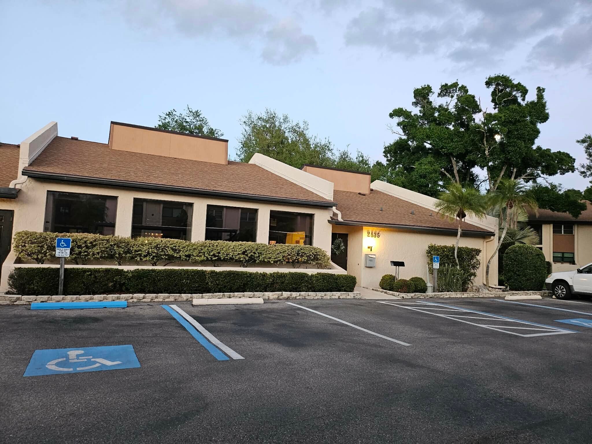 Building Photo - 2612 Clubhouse Dr