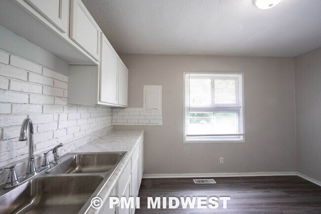 Building Photo - "Charming 3-Bedroom Home in Indianapolis with Modern Comforts!"