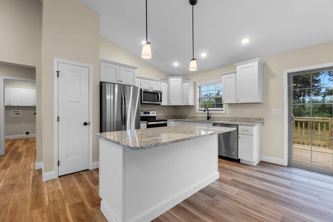 Building Photo - Charming 3 Bedroom, 2 Bathroom Home in Jac...