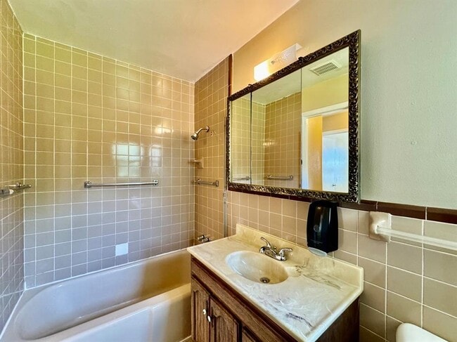 Building Photo - 3222 N Holman Ct