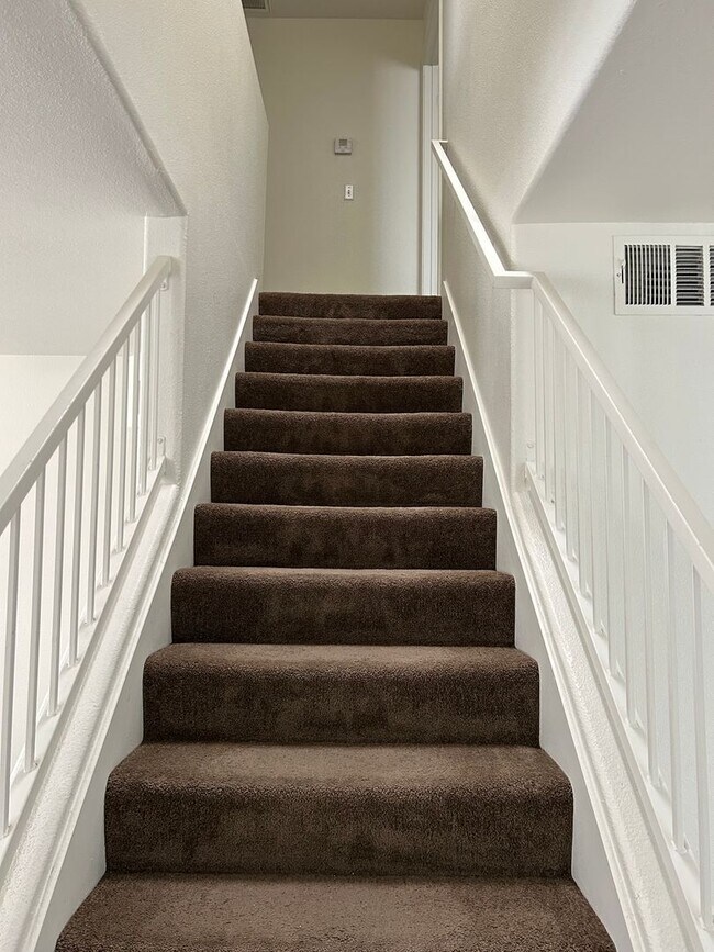 Building Photo - 2 story townhouse