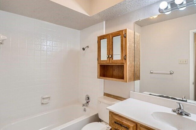 Building Photo - 427 Quintana Dr