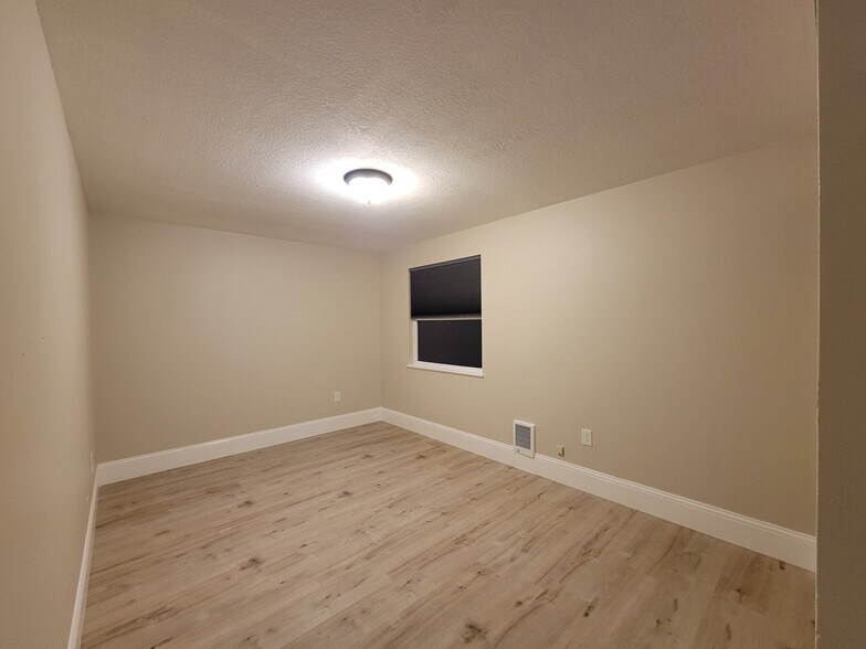 Building Photo - 12835 SW Grant Ave