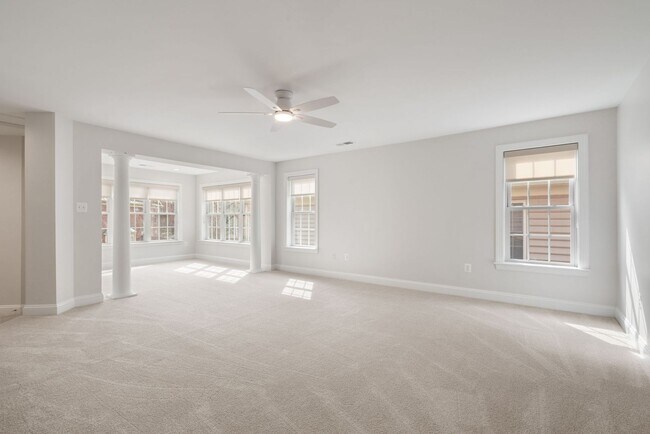Building Photo - Stunning 4 level detached home close to the Mosaic District in Fairfax!