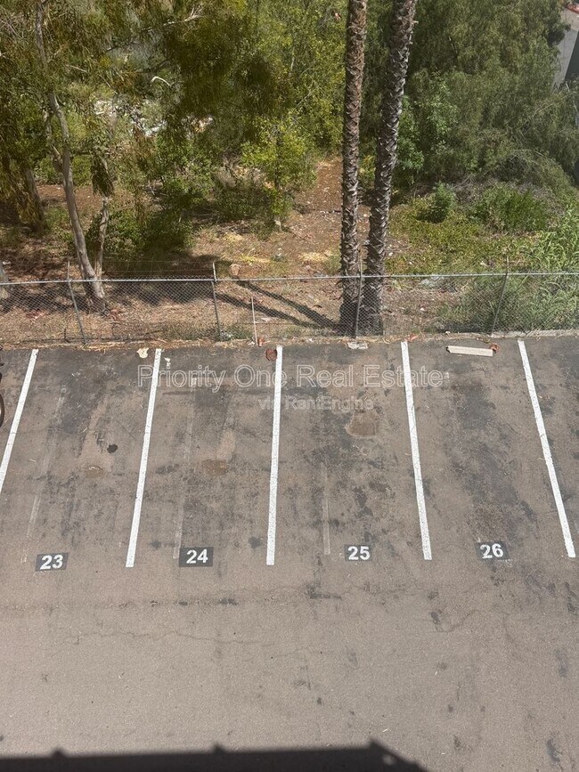 Building Photo - 4041 Oakcrest Dr