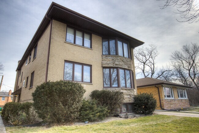 Building Photo - 5715 N Cicero Ave