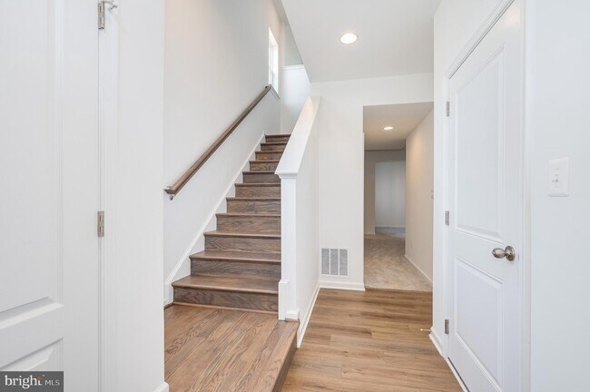 Building Photo - 301 Hillsdale Pl