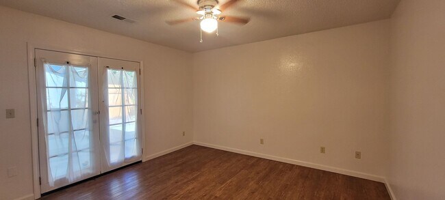 Building Photo - 2 Bedroom Condo Near Sacramento River Trail