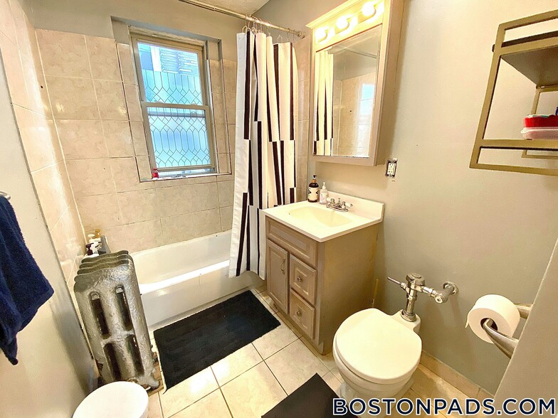 Building Photo - 879 Beacon St