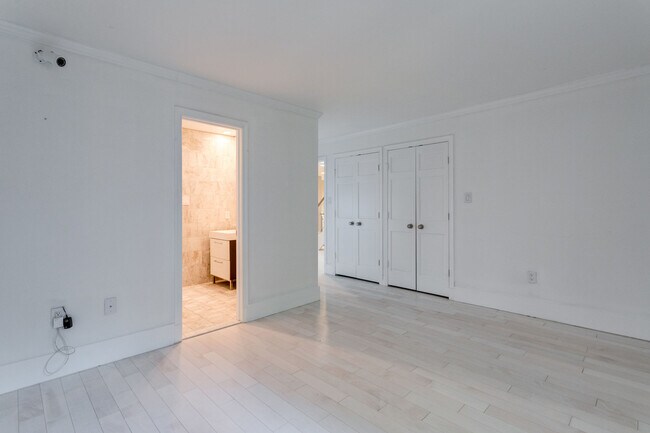 Building Photo - 4611 Charleston Terrace NW