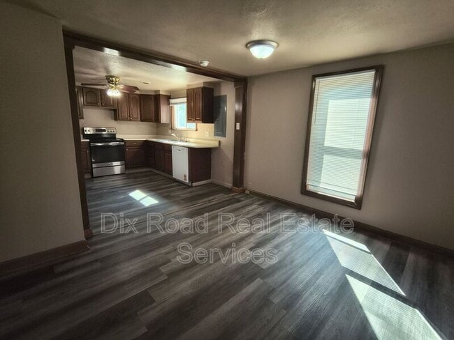 Building Photo - 2308 Waneta Ave