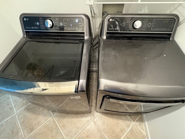 Building Photo - 3/2 Pool & Patio home in Stuart! Pool / Lawn care included!