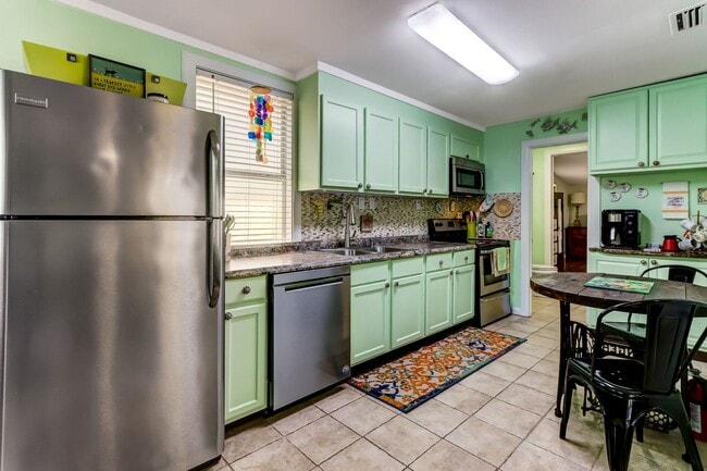 Building Photo - Charming Cottage in the Heart of Amelia Island: Your Perfect Rental Haven!