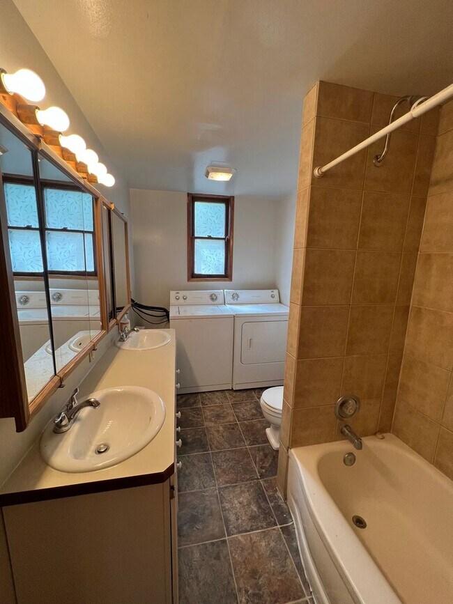 Building Photo - Charming 4 Bed 2 Bath in Gonzaga!!