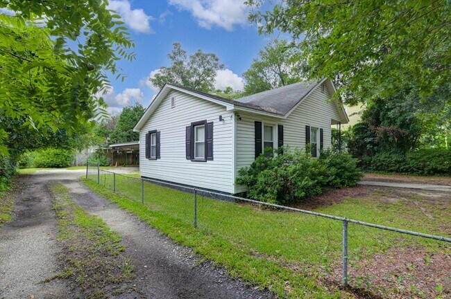 Building Photo - Charming 3-Bed Home in Olympia – Steps fro...